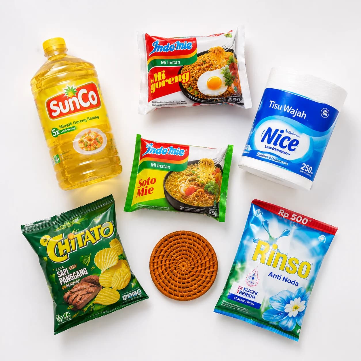 Produk kebutuhan harian seperti minyak, mie instan, sabun, snack, dan tisu tersusun rapi